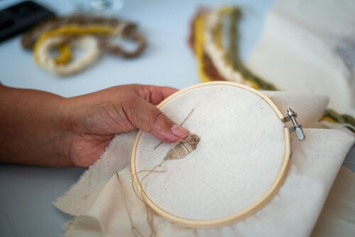 Taller de bordado en volumen, con fibras de lana teñidas con tintes vegetales, Sábado 25 de abril