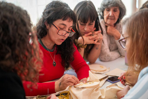 Taller de bordado en volumen, con fibras de lana teñidas con tintes vegetales, Sábado 25 de abril