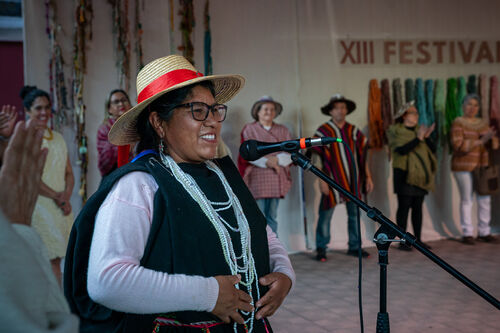 Cultora textil andina en el Festival de la Lana
