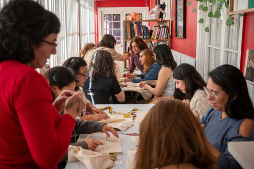 Taller de bordado en volumen, con fibras de lana teñidas con tintes vegetales, Sábado 25 de abril