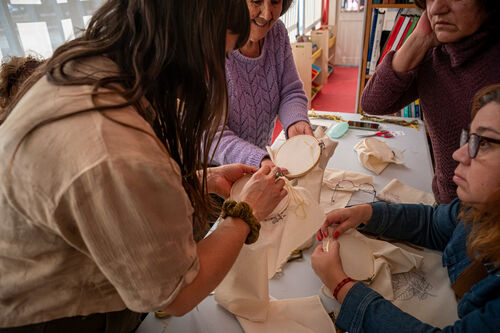 Taller de bordado en volumen, con fibras de lana teñidas con tintes vegetales, Sábado 25 de abril
