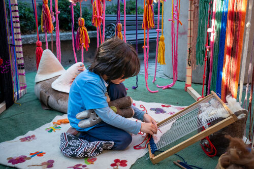 Espacio de experimentación con lanas para niños, Viernes 24 de abril