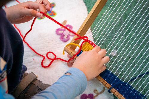 Espacio de experimentación con lanas para niños, Viernes 24 de abril