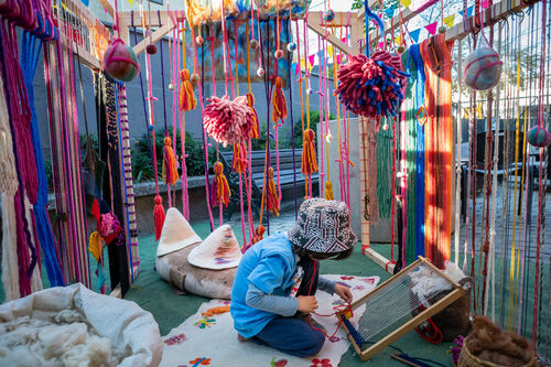 Espacio de experimentación con lanas para niños, Viernes 24 de abril