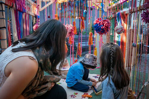 Espacio de experimentación con lanas para niños, Viernes 24 de abril