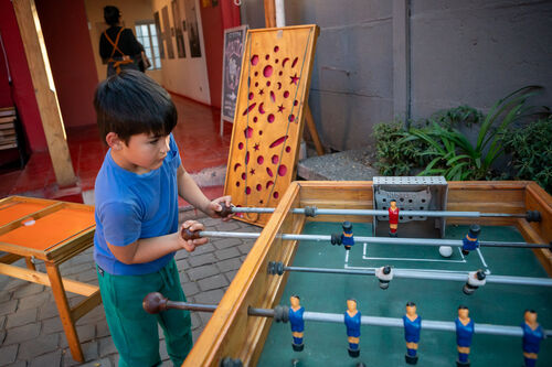 Espacio de experimentación con lanas para niños, Viernes 24 de abril